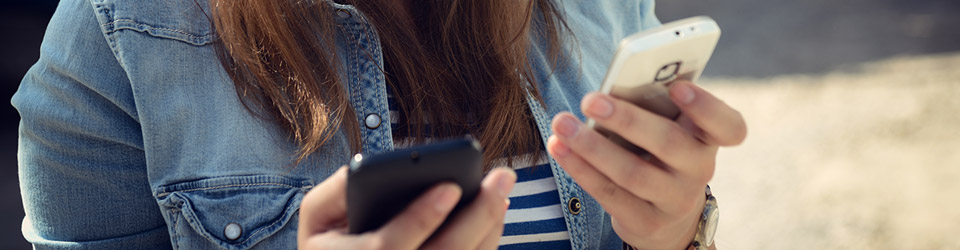 mujer transfiriendo una llamada de un celular a otro
